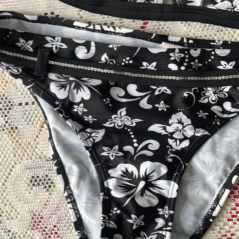 Cute bathing suit, new, with What is silvery embroidery detail - Picture 2 of 5